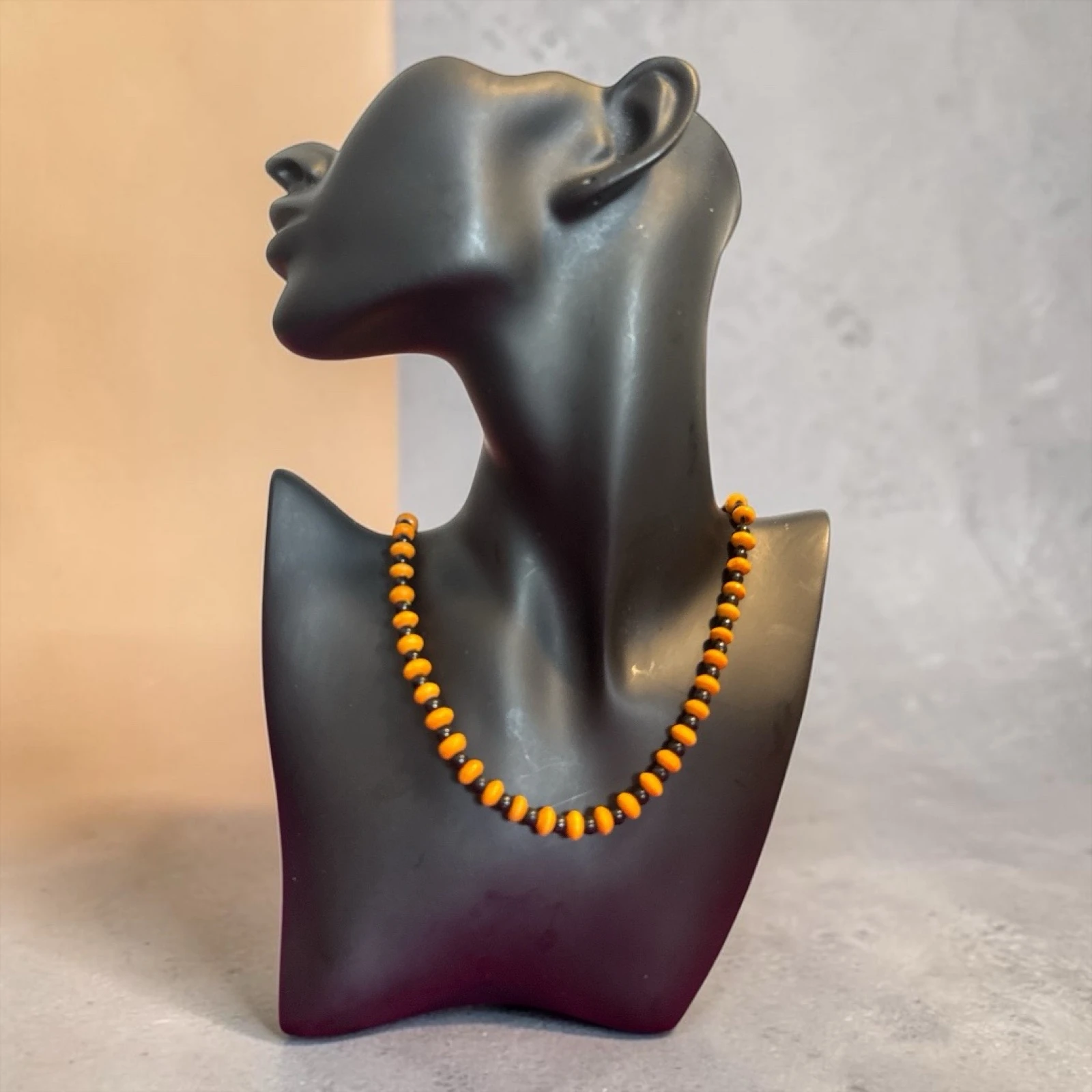 Collar elástico de madera boho naranja y negro